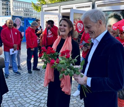 Stavanger-ordfører Kari Nessa Nordtun og Arbeiderpartileder Jonas Gahr Støre deler ut roser i Stavanger under årets valgkamp.
