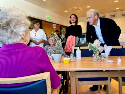 Stavanger – ordfører Kari Nessa Nordtun og partileder og statsminister Jonas Gahr Støre besøkte mandag Tasta sykehjem. Her møtte de blant annet beboer Reidun Gudbrandsen.
