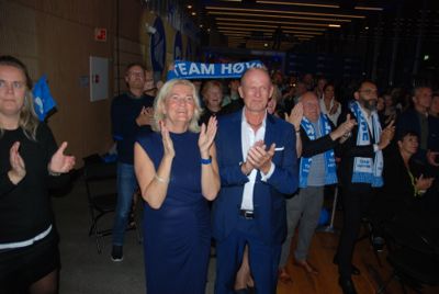 Påtroppende Stavanger-ordfører Sissel Knutsen Hegdal (H) vil redusere prisforskjellene på strøm. Her fotografert under partiets valgvake i Stavanger, sammen med Torbjørn Hegdal.