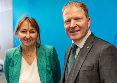 Kommunalminister Sigbjørn Gjelsvik og KS-leder Gunn Marit Helgesen har startet samtalene om budsjettforslaget for 2024.