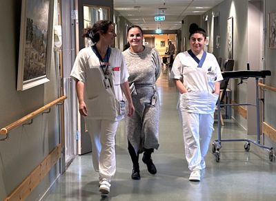 Sykepleier Celia Santana (t.v.), avdelingsleder Janne Irene Foss og helsefagarbeider Neslihan Baran mener Tørn har styrket fellesskapet blant ansatte på sykehjemmet.