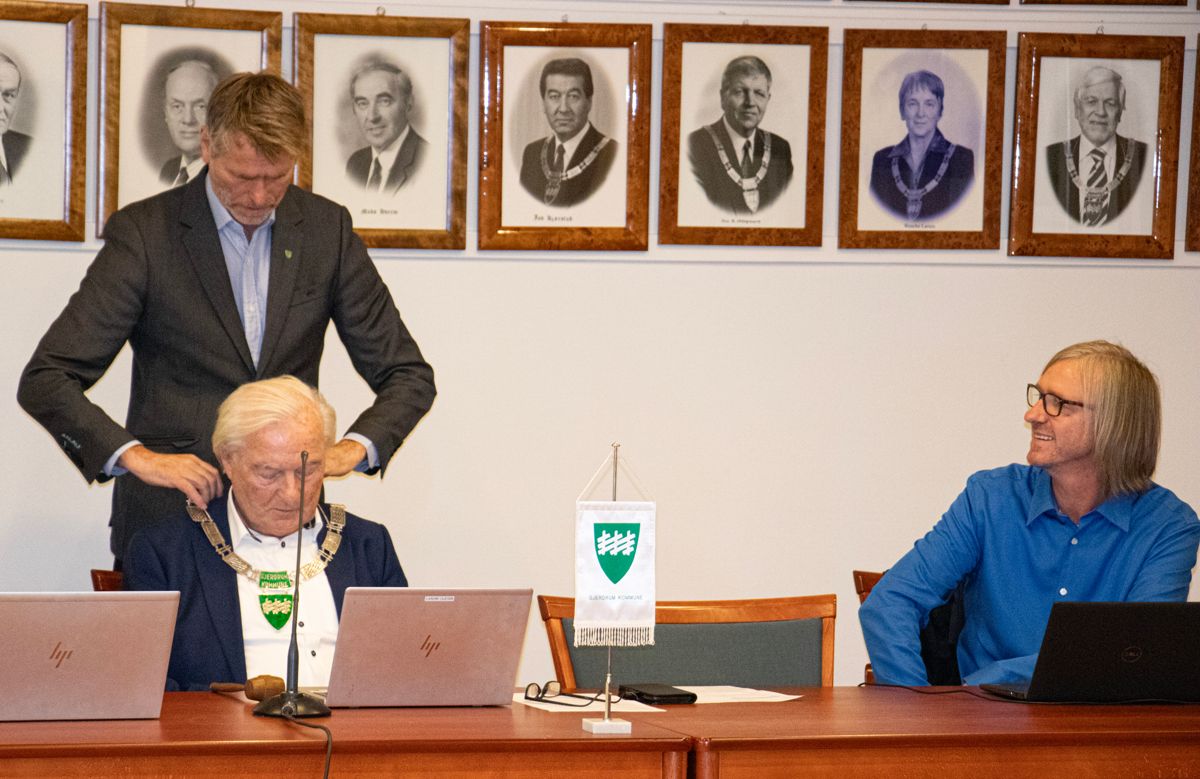 Anders Østensen (Ap) overlater ordførerkjedet til Karl-Arne Johannessen (H) i Gjerdrum 11. oktober. Til høyre smiler kommunedirektør Daniel Berg-Hansen.