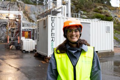 – Regjeringen bør skape en forretningsmodell som gjør det lønnsomt å investere i karbonfangst, mener Anne Marit Post-Melbye, fagansvarlig for industri i miljøstiftelsen Zero. Her er hun avbildet ved testanlegget for karbonfangst på Klemetsrud i Oslo.