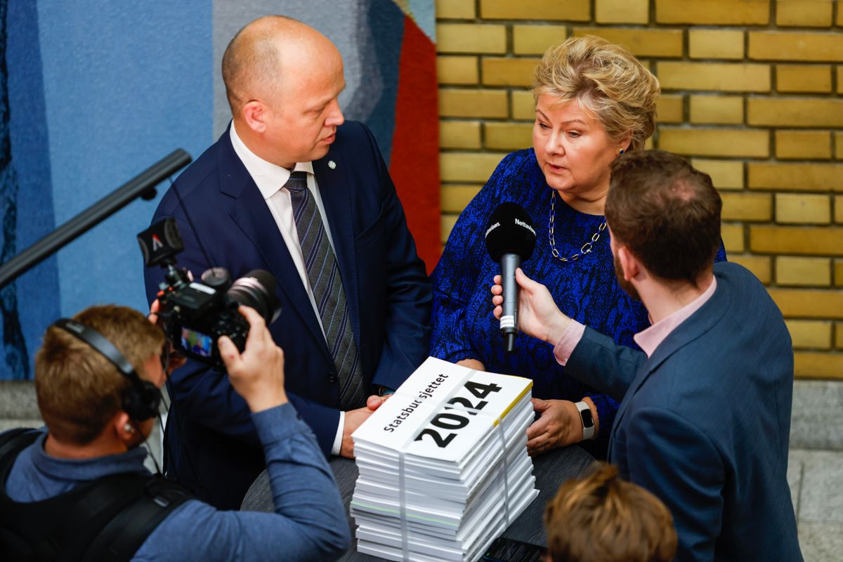 Finansminister Trygve Slagsvold Vedum (Sp) og Erna Slberg (H) etter Statsbudsjettet på Stortinget ble lagt fram, fredag 6. oktober.