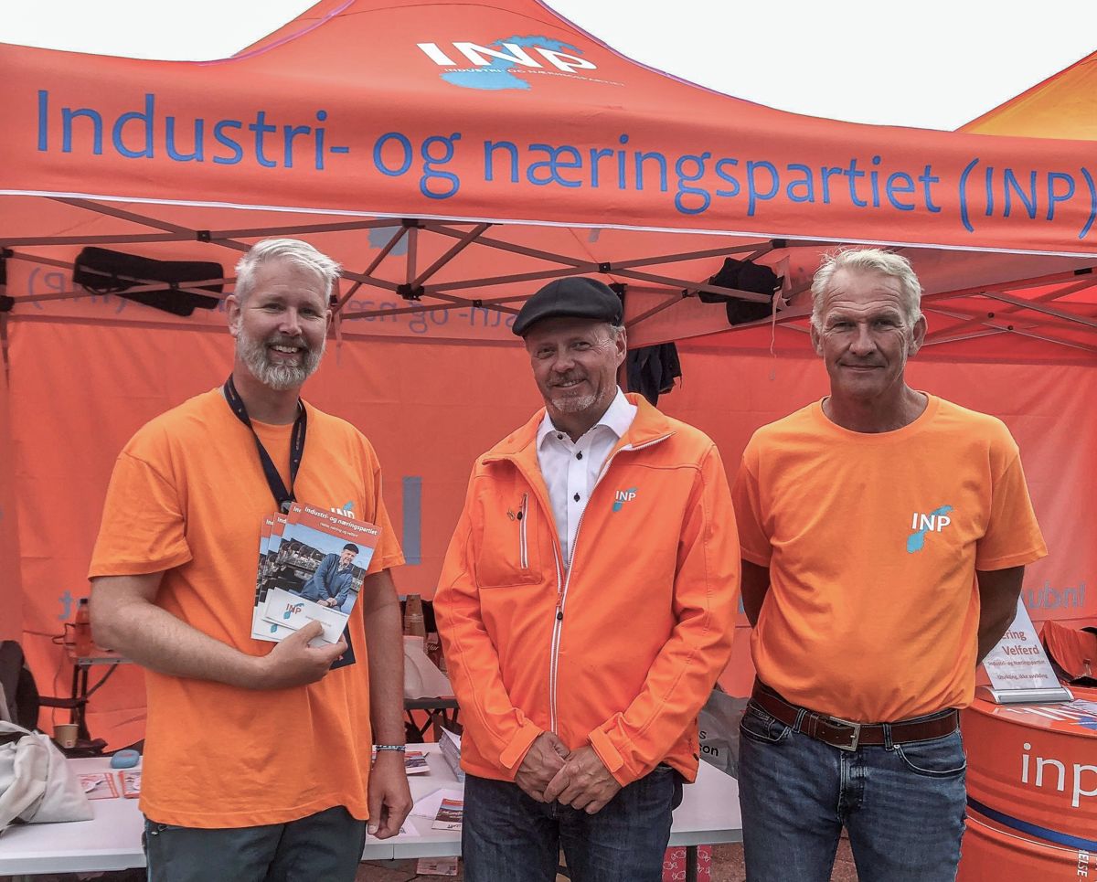 Owe Ingemann Waltherzøe (midten) gikk nylig av som partileder i INP. Her flankert av medlemmene Håvard Glad Andreassen (t.v) og Finn von Porat Fiane under Arendalsuka i fjor høst.
