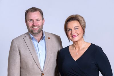 Ordfører Arne Sekkelsten (H) og kommunedirektør Nina Tangnæs Grønvold er enige om at kommunedirektøren går av om seks måneder. Saken behandles av politikerne denne uka.