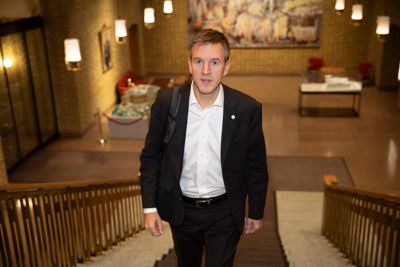 Kommunal- og distriktsminister Erling Sande (Sp) bør fremme en sak for Stortinget som belyser kommunesektorens situasjon i stort, mener Agnar Kaarbø.