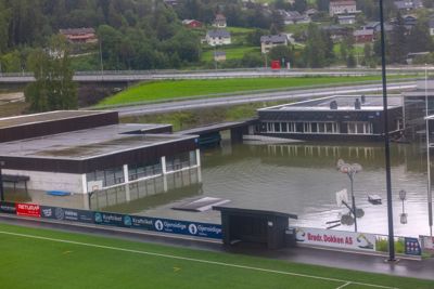 Sør-Aurdal ungdomsskole sto under vann etter ekstremværet. Kommunen søker om penger til å bygge ny skole.