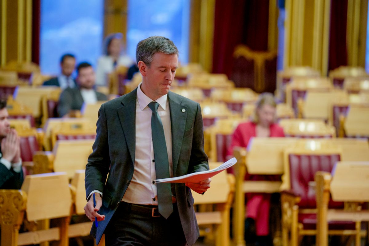 Kommunal- og distriktsminister Erling Sande blar opp mer for å betale for oppsplitting av kommuner og fylkeskommuner.