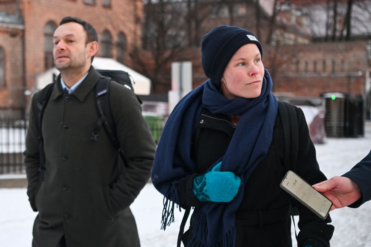SVs nestleder Torgeir Knag Fylkesnes og partileder  Kirsti Bergstø og ankommer Statsministerens kontor i Oslo torsdag til budsjettforhandlinger med regjeringspartiene.