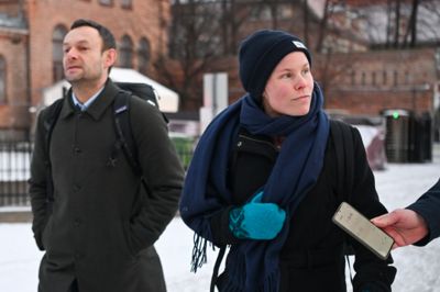 SVs nestleder Torgeir Knag Fylkesnes og partileder  Kirsti Bergstø og ankommer Statsministerens kontor i Oslo torsdag til budsjettforhandlinger med regjeringspartiene.