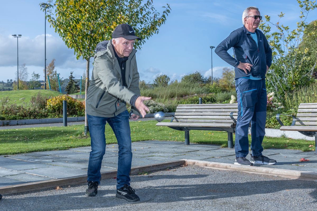 FAST OPPLEGG: Hver tirsdag møtes en gjeng til petanque-dyst på banen som er anlagt i parken. Her kaster Jan Håvard Smedby seg ut i kampen. (Foto: Fredrik Naumann/Felix Features)