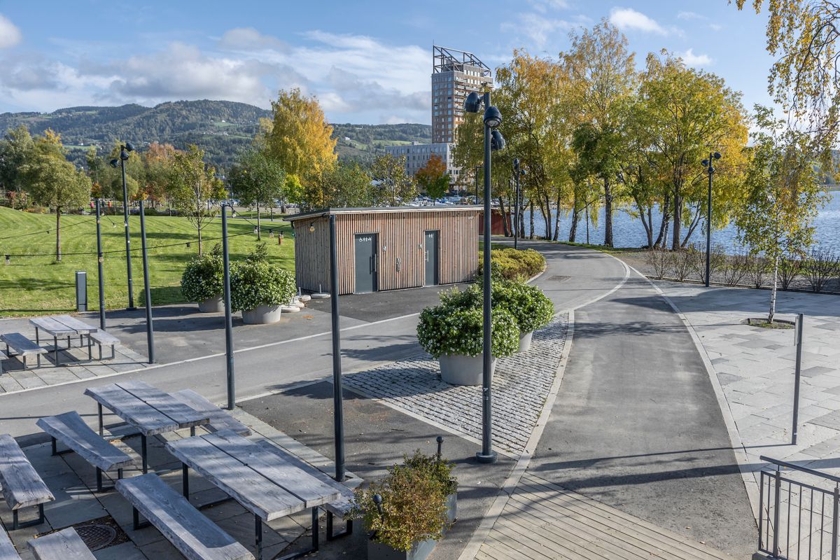 MANGE DOER: Parken rommer tre toalettbygg, i tillegg er det et utenfor selve parkområdet. (Foto: Fredrik Naumann/Felix Features)