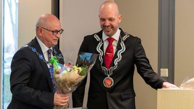 Fylkesordfører i Viken fylkeskommune Roger Ryberg (t.v.) overrakte fylkesordførerkjedet for Østfold til Sindre Martinsen-Evje (Ap).