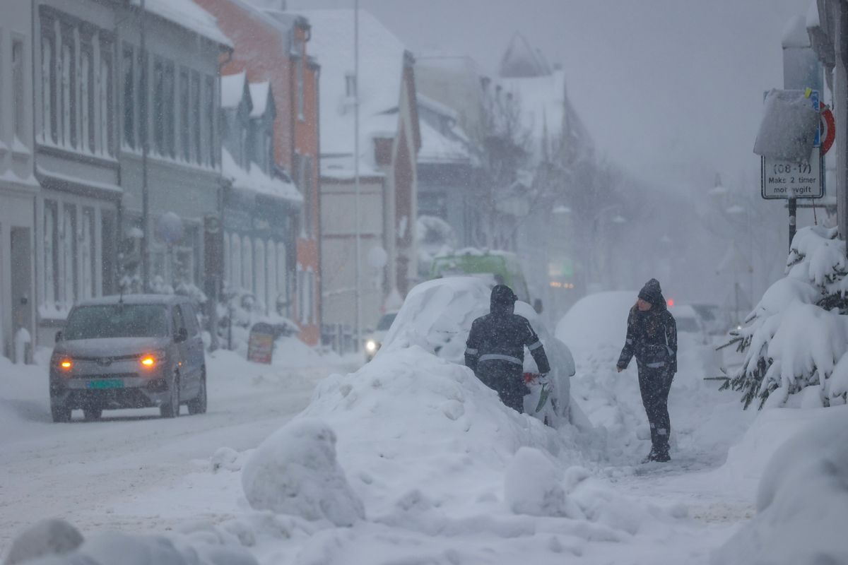 Mye snø har kommet på Sørlandet. Snøværet fortsetter på Sørlandet som her i Kristiansand der folk oppfordres til å ha hjemmekontor.