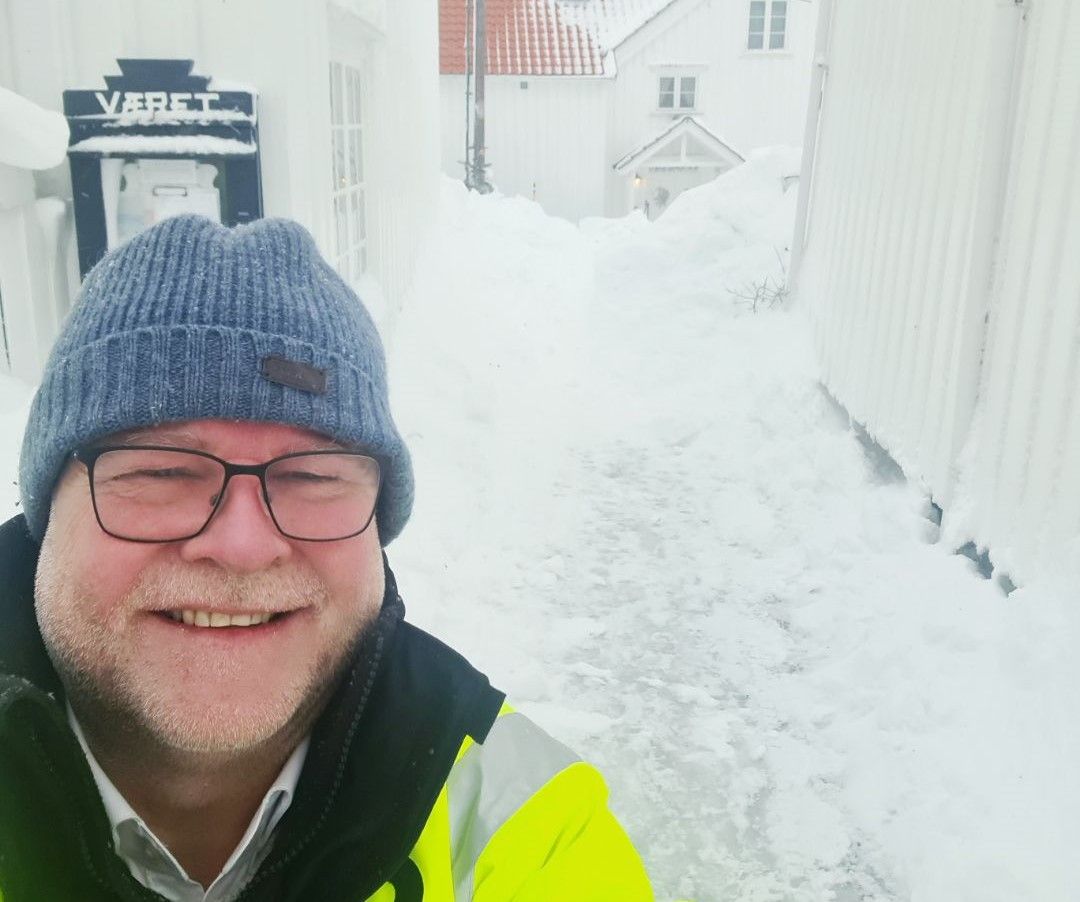 Ordfører i Risør, Kai Strat (H), sier han har full respekt for at folk føler seg utrygge når snøen ligger midt på vinduet.