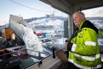 Fra kontrolltårnet til snøsmeltemaskina Terje under Ekebergåsen i Oslo har prosjektleder Hans Kevin i NCC full kontroll over all snøen som dumpes.