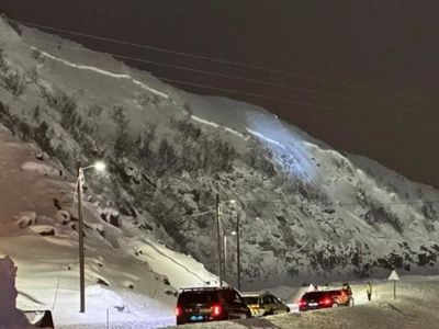 En bil ble tirsdag ettermiddag tatt av et snøskred over riksvei 94 inn til Hammerfest. Personene i bilen kom seg ut, men nå er hele byen isolert.