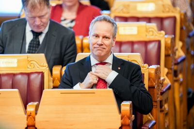 Samferdselsminister Jon-Ivar Nygård (Ap) måtte svare om bussene i Stortinget onsdag.