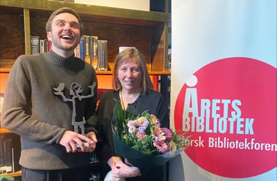 Bibliotekarane David Kvamme Høvik og Torhild Jordal ved Årstad vidaregåande skule i Bergen jublar over å blitt kåra til Årets bibliotek.