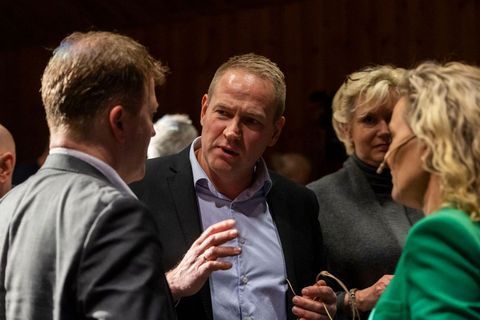Leder for Søgne ut av Kristiansand-aksjonen ,Sigurd Berg Aasen, flankert av stortingsrepresentantene Sigbjørn Gjelsvik(Sp) og Gro-Anita Mykjåland (Sp).