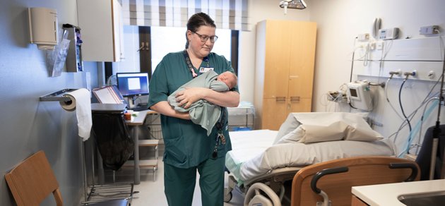 Barnmorskan Venla Ranta med nyfött barn i slutet av februari. Förlossningsavdelningen vid Lojo sjukhus har blivit föremål för en livlig debatt, också i riksdagen.