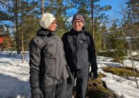 När vårsolen får snödrivorna att glittra trivs Grankullaborna Gunilla och Tobi Stenfors bäst i Äkäslompolo, där de driver Stenas stugor. 