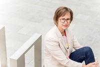 Forskningsprofessor Annina Ropponen har svårt att se vad regeringen ska tjäna på att införa en karensdag. Var finns pengarna, undrar hon.