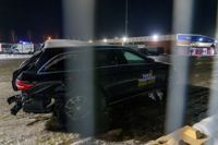 Den demolerade taxibilen fördes i helgen till bilskadeföretaget i Tammerfors. Ögonvittnen uppger till Yle att också en polisbil bogserades bort.