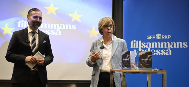 Partisekreteraren Fredrik Guseff och ordföranden Anna-Maja Henriksson presenterade SFP:s EU-valsprogram i mitten av mars. Arkivbild.