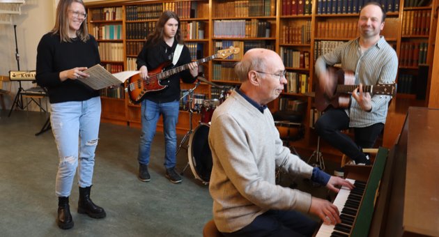 Jenny Backman-Pråhl Daniel Boswell, Olav Söderström och Kristoffer Holmberg sammanstrålade till en intervju om Lärkkullas 40-åriga musikutbildning. 