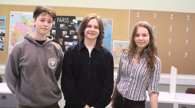 Emma Kalmi, Edward Friis och Elsa Nurmiainen tog en trippelseger i franska för Karis svenska högstadium.