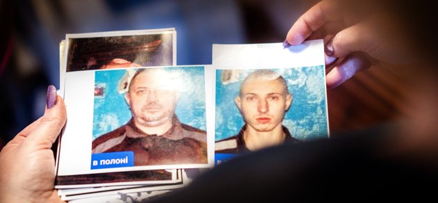 Olha Manuchina har hittat bilder av sin man och son i fångenskap på ryska sajter, som sprider information om de ukrainska fångarna. 