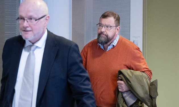 Michael Oksanen dömdes för flera brott. Framför honom går hans försvarsadvokat Mika Ylönen.