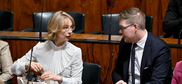 Tytti Tuppurainen, ordförande för den socialdemokratiska riksdagsgruppen, och Antti Lindtman SDP:s partiordförande i riksdagens plenisal 17.4.2024.