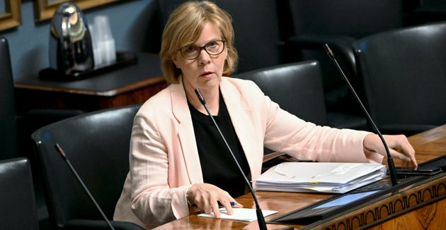 Undervisningsminister Anna-Maja Henriksson beklagar att yrkesskolorna ska spara 100 miljoner, och säger att hela budgeten för yrkesutbildningen är över två miljarder.