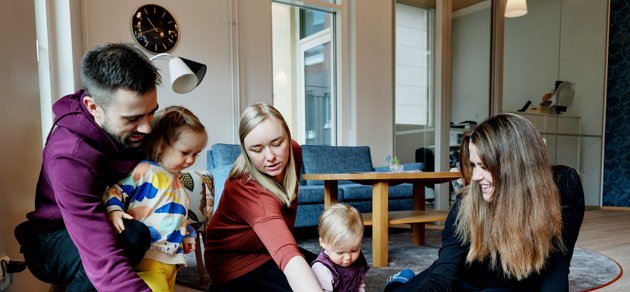På Folkhälsans familjekafé är det lekstund. Från vänster: Peik Holländer med Helmi, Emmy Falk, lilla Minella och Heidi Weckström.