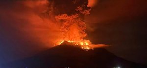 Vulkanen Ruang, som har haft flera kraftiga utbrott de senaste dagarna.