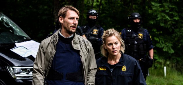 Polischefen Toivonen (Pekka Strang) får mer utrymme i den tredje säsongen av Bäckström. Här bredvid kollegan Agnes Lindström Bolmgren.