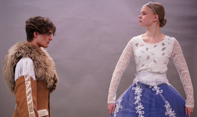 Oskari Koskimies som Aslan och Astrid Horttana som snödrottningen i den Narniainspirerade dansföreställningen Dörren till magins rike. 