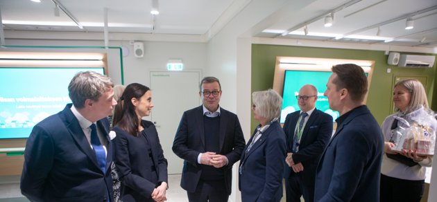 Statsminister Petteri Orpo (mitten) besökte Fortum och Lovisa på måndagen. På plats fanns också Fortums ledning och lokala representanter.