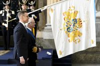 Kung Carl XVI Gustaf av Sverige och Finlands president Alexander Stubb under en officiell välkomstceremoni på Kungliga slottet i Stockholm den 23 april 2024. President Alexander Stubb avlägger ett två dagar långt statsbesök i Sverige.