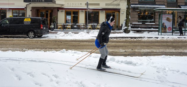 En skidåkare på Bulevarden i Helsingfors innerstad den 23 april – det är ingen vanlig syn.
