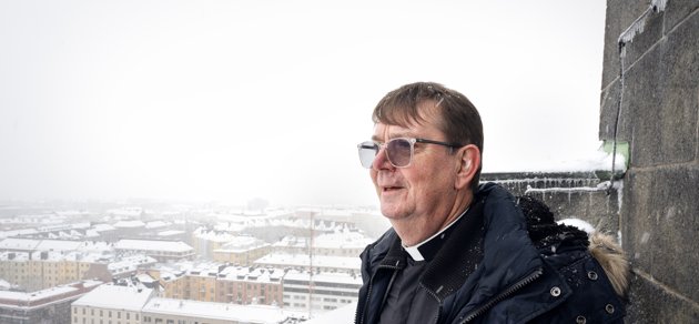 Kyrktornet i Berghäll öppnar för besökare. Här beundrar Stefan Forsén, direktör för det gemensamma församlingsarbetet, utsikten i tisdagens snöväder.