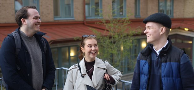 Glada och spända. Elmo Torppa, Mona Marsti och Hannes Karjalainen är alla finländare som studerar vid Göteborgs universitet. Det är en stor dag när presidentparet kommer på besök, säger de.