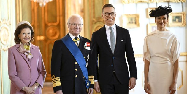 Presidentparet Alexander Stubb och Suzanne Innes-Stubb tillsammans med sina värdar, kung Carl XVI Gustaf och drottning Silvia, på Kungliga slottet där statsbesöket inleddes.
