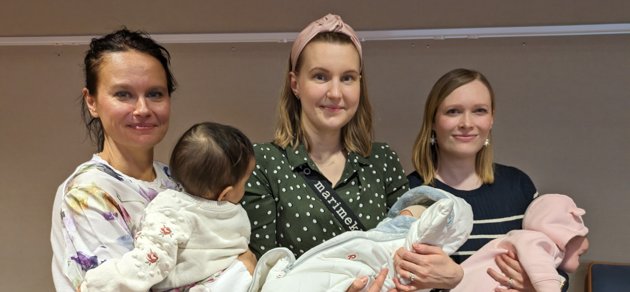 Lokalpolitikerna Pinja Nieminen (Grön), Auli Ülle (Grön) och Sara Saramäki (C) deltog i Esbo stadsfullmäktiges senaste möte tillsammans med sina bebisar. 