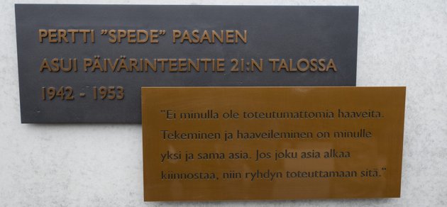 Pertti ”Spede” Pasasens minnesplatta avtäcktes i Kuopio 2015. Nu har den försvunnit.