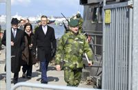 Carl XVI Gustaf, drottning Silvia och Finlands president Alexander Stubb vid marinens regemente i Göteborg på onsdagen. 