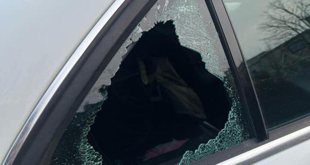 Det lilla sidofönstret på höger sida av bilen hade slagits sönder i ett tiotal bilar som stod parkerade längs gator i Eira i natt.